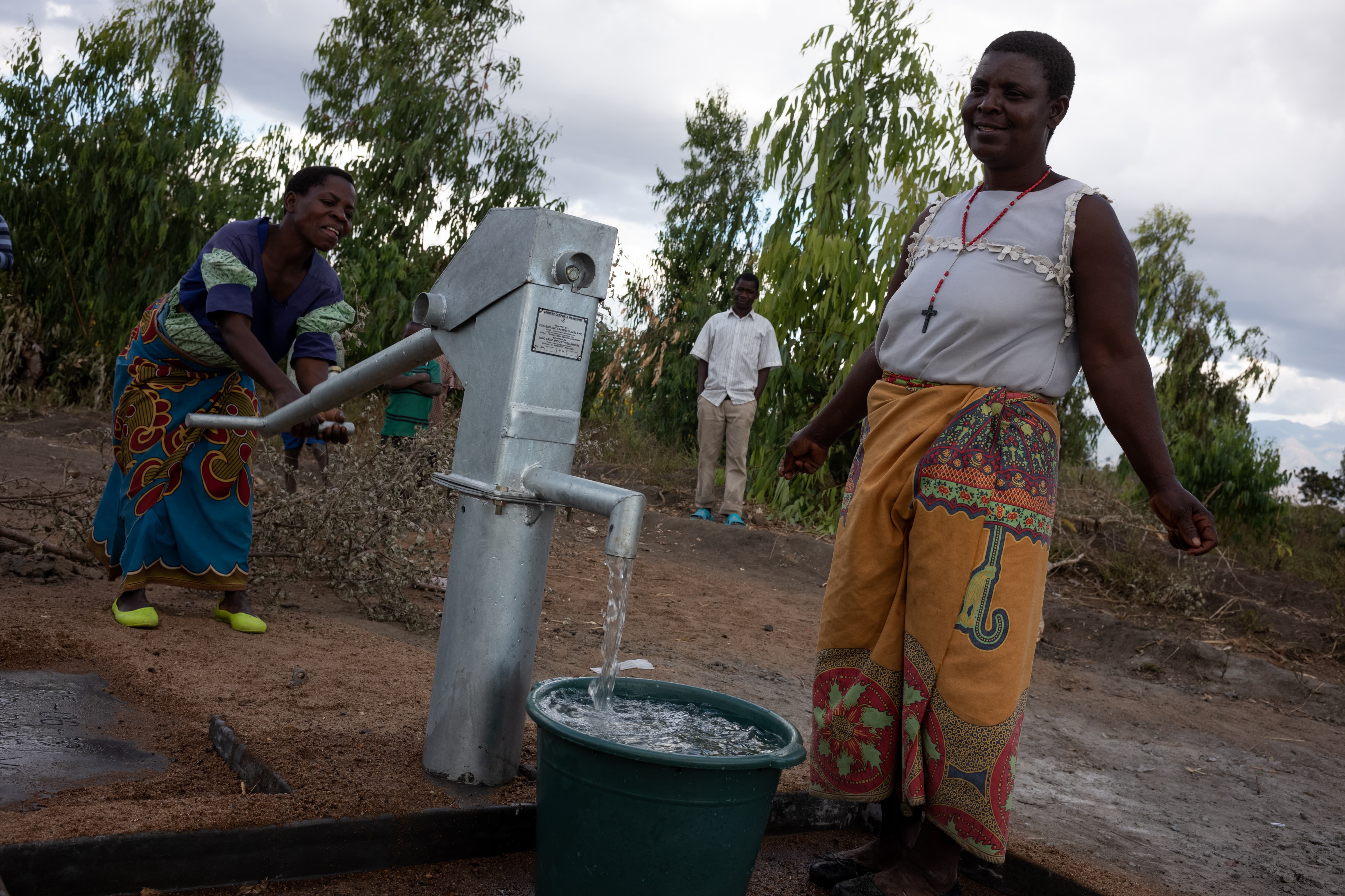 32岁的Mary Gawani（右）和51岁的Mary Kamanga（左）住在马拉维南部法隆贝县一条名为Gwembere的村庄。狂风暴雨污染了原有的水源，乐施会为她们的社区修建水井。（摄影：高仲明 / 乐施会义务摄影师）